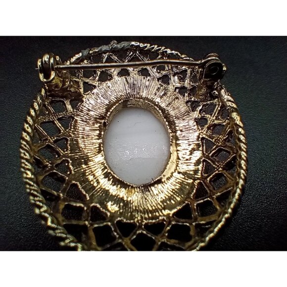 Pendant Necklace Brooch Set Vintage Germany Courting Scene 21 In Gold Tone Chain - Picture 10 of 15